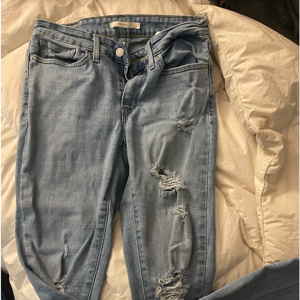 Levi’s 711 Skinny Jeans- distressed